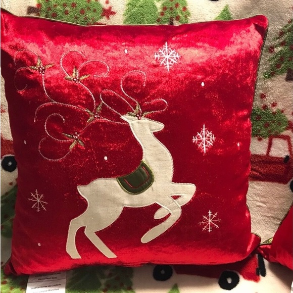 sold out ❌❌❌🆕 2 BeautifulChristmaDeer pillow  Size 20”X20” (51cmX51exclusive - Picture 12 of 14